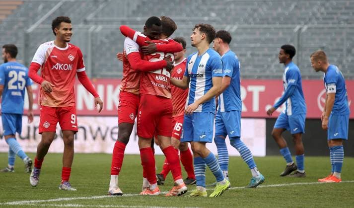 15 11 2025, xfsx, Herren, Fußball, Saison 2025 2026, Regionalliga Bayern, 18 Spieltag FC Wuerzburger Kickers FV Illertissen v li Jermain Nischalke FC Wuerzburger Kickers , Tarsis Bonga FC Wuerzburger Kickers , Daniel Haegele FC Wuerzburger Kickers mit Torjubel, celebrate the goal, goal celebration, Jubel über das Tor zum 1 0 Wuerzburg AKON ARENA Bayern Deutschland