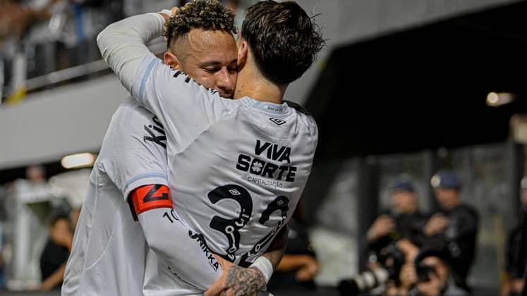 Santos X Palmeiras SANTOS, SP - 15.11.2025: SANTOS X PALMEIRAS - Neymar and Rollheiser hug each other in celebration of the 1st goal during Santos X Palmeiras held at the Urbano Caldeira Stadium (Vila Belmiro) in Santos - SP, for the 13th round of the Brazilian Football Championship on Saturday night (15). (Photo: Pedro Teixeira Fotoarena) x2843476x  PedroxTeixeira