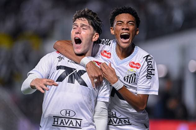 Santos X Palmeiras SANTOS, SP - 15.11.2025: SANTOS X PALMEIRAS - Robinho Jr and Rollhaiser celebrate 1st Goal during Santos X Palmeiras held at Urbano Caldeira Stadium (Vila Belmiro) in Santos - SP, for the 13th round of the Brazilian Football Championship on Saturday night (15). (Photo: Pedro Teixeira Fotoarena) x2843487x  PedroxTeixeira