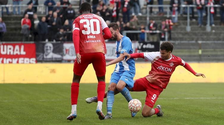 15 11 2025, xfsx, Men, Soccer, Season 2025 2026, Regionalliga Bayern, 18 Matchday FC Wuerzburger Kickers FV Illertissen v li Tarsis Bonga FC Wuerzburger Kickers , Marco Hingerl FV Illertissen , Jermain Nischalke FC Wuerzburger Kickers Wuerzburg AKON ARENA Bayern Germany