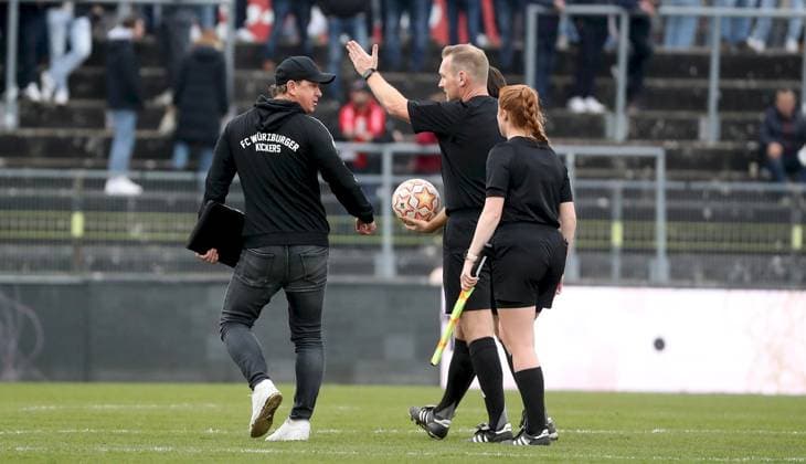 15 11 2025, xfsx, Herren, Fußball, Saison 2025 2026, Regionalliga Bayern, 18 Spieltag FC Wuerzburger Kickers FV Illertissen v li Trainer Marc Reitmaier FC Wuerzburger Kickers , Schiedsrichter Stefan Treiber gibt Anweisungen, gestikuliert, mit den Armen gestikulieren, gives instructions, gesticulate, Schiedsrichter Assistentin Jana Hagwein Wuerzburg AKON ARENA Bayern Deutschland