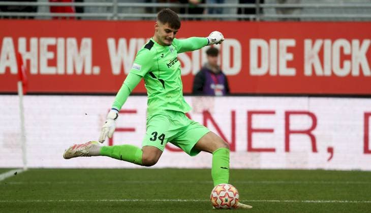 15 11 2025, xfsx, Herren, Fußball, Saison 2025 2026, Regionalliga Bayern, 18 Spieltag FC Wuerzburger Kickers FV Illertissen v li Malwin Zok FV Illertissen , Freisteller, Einzelbild, Aktion Wuerzburg AKON ARENA Bayern Deutschland