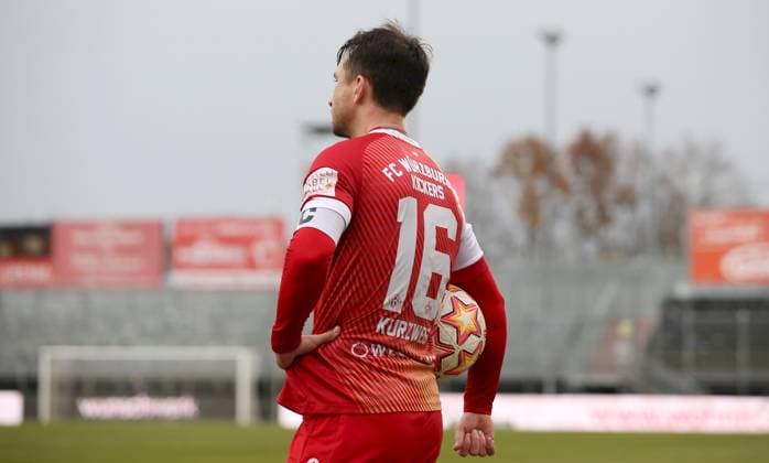 15 11 2025, xfsx, Herren, Fußball, Saison 2025 2026, Regionalliga Bayern, 18 Spieltag FC Wuerzburger Kickers FV Illertissen v li Peter Kurzweg FC Wuerzburger Kickers enttaeuscht Blickend, Enttaeuschtung, disappointed, Einzelbild Wuerzburg AKON ARENA Bayern Deutschland