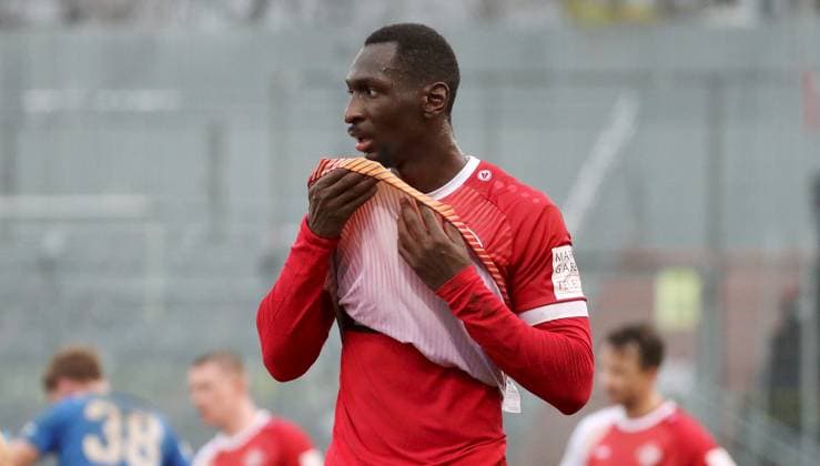 15 11 2025, xfsx, Herren, Fußball, Saison 2025 2026, Regionalliga Bayern, 18 Spieltag FC Wuerzburger Kickers FV Illertissen v li Tarsis Bonga FC Wuerzburger Kickers enttaeuschtend schauen, Enttaeuschung, disappointed, Einzelbild Wuerzburg AKON ARENA Bayern Deutschland