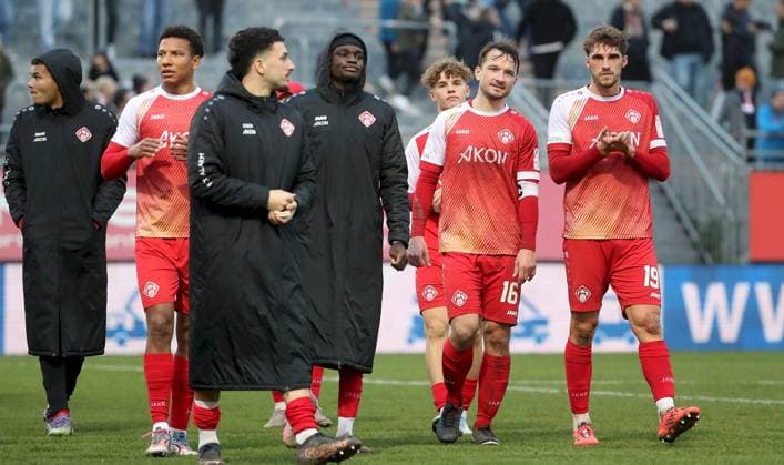 15 11 2025, xfsx, Men, Football, Season 2025 2026, Regionalliga Bayern, 18 Matchday FC Wuerzburger Kickers FV Illertissen v li Player of FC Wuerzburger Kickers thanks the fans, thanks, Thanks Wuerzburg AKON ARENA Bayern Germany