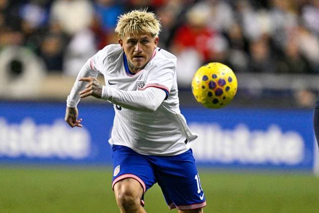 CHESTER, PA - NOVEMBER 15: United States midfielder Diego Luna 10 looks to collect the ball during the International Friendly, Länderspiel, Nationalmannschaft match between Paraguay Men™s national team, Nationalteam and the United States of America Men™s national team on November 15th, 2025 at Subaru Park in Chester, PA. (Photo by Terence Lewis Icon Sportswire) SOCCER: NOV 15 USA vs Paraguay EDITORIAL USE ONLY Icon251115034