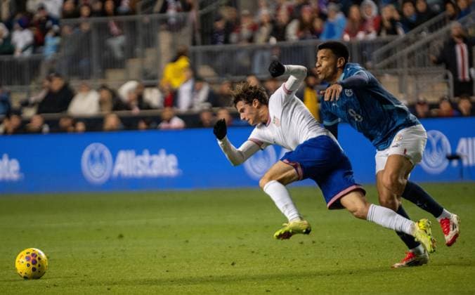 November 15, 2025, Chester, Pennsylvania, United States: USA Mens national team, Nationalteam player, BRENDEN AARONSON (11) fights for the ball with Paraguay National team player, DIEGO GOMEZ (8) during the match at Subaru Park Chester United States - ZUMArf1_ 20251115_zaf_rf1_006 Copyright: xRickyxFitchettx