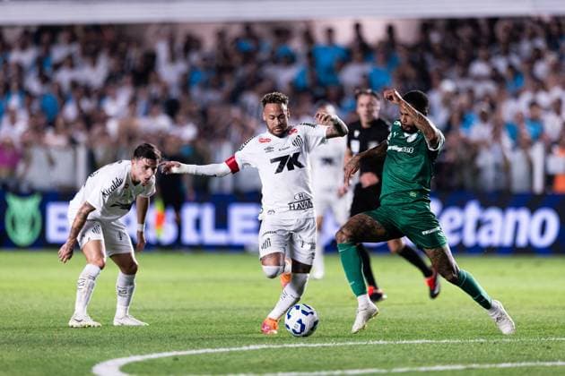 Santos FC v S.E Palmeiras : Campeonato Brasileiro SÃ rie A 2025 SANTOS, BRAZIL - NOVEMBER 15: Neymar Jr fights for the ball with Micael of SE Palmeiras during the Campeonato Brasileiro SÃ rie A 2025 match between Santos FC and S.E Palmeiras at Urbano Caldeira Stadium on November 15, 2025 in Santos, Brazil. (Photo by Wanderson Oliveira Pximages) Santos Urbano Caldeira Stadium Santos, Brazil Brazil Copyright: xWandersonxOliveirax