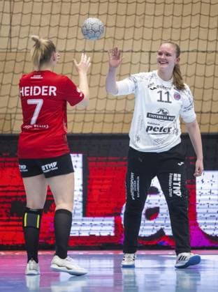 HANDBALL WOMEN 1 BUNDESLIGA 8 SPIELTAG THC TUS METZINGEN FOR EDITORIAL PURPOSES ONLY p 15 11 2025 Bad Langensalza Handball Women 1 Bundesliga Women Season 2025 2026 Salzhalle 8 Spieltag Thüringer HC TuS Metzingen im Foto Torhüterin Laura Kuske 11 Thüringer HC , Lotta Heider 7 Thüringer HC Germany Thueringen Bad Langensalza Copyright SaschaxFromm Copyright: SaschaxFromm doc83a60nwul08n33gihkv ,EDITORIAL USE ONLY Copyright: SaschaxFromm