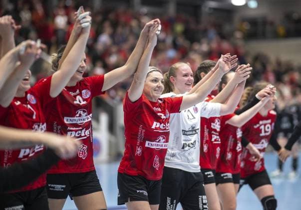 HANDBALL WOMEN 1 BUNDESLIGA 8 SPIELTAG THC TUS METZINGEN ONLY FOR EDITORIAL PURPOSES EDITORIAL USE ONLY p 15 11 2025 Bad Langensalza Handball Women 1 Bundesliga Women Season 2025 2026 Salzhalle 8 Matchday Thüringer HC TuS Metzingen in the photo THC women cheering after the victory against Metzingen, here among others goalkeeper Laura Kuske 11 Thüringer HC , Lydia Jakubisova 28 Thüringer HC Germany Thueringen Bad Langensalza Copyright SaschaxFromm Copyright: SaschaxFromm doc83a615x7jeppoo7wao ,EDITORIAL USE ONLY Copyright: SaschaxFromm