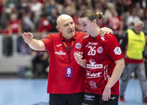 HANDBALL WOMEN 1 BUNDESLIGA 8 SPIELTAG THC TUS METZINGEN FOR EDITORIAL PURPOSES ONLY p 15 11 2025 Bad Langensalza Handball Women 1 Bundesliga Women Season 2025 2026 Salzhalle 8 Spieltag Thüringer HC TuS Metzingen im Foto Trainer Herbert Mueller Thüringer HC , Anna Szabo 26 Thüringer HC Germany Thueringen Bad Langensalza Copyright SaschaxFromm Copyright: SaschaxFromm doc83a617uqyv8npct1bds ,EDITORIAL USE ONLY Copyright: SaschaxFromm