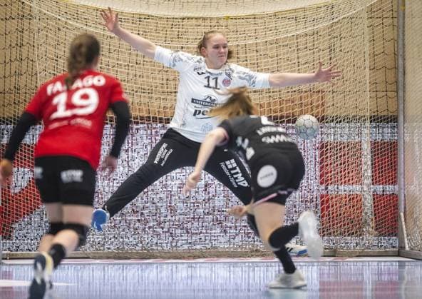 HANDBALL WOMEN 1 BUNDESLIGA 8 GAME DAY THC TUS METZINGEN FOR EDITORIAL PURPOSES ONLY p 15 11 2025 Bad Langensalza Handball Women 1 Bundesliga Women Season 2025 2026 Salzhalle 8 Matchday Thüringer HC TuS Metzingen in photo Goalkeeper Laura Kuske 11 Thüringer HC in duel with Selina Lindemann 2 TuS Metzingen Germany Thueringen Bad Langensalza Copyright SaschaxFromm Copyright: SaschaxFromm doc83a61mspeyvyy3xso2t ,EDITORIAL USE ONLY Copyright: SaschaxFromm