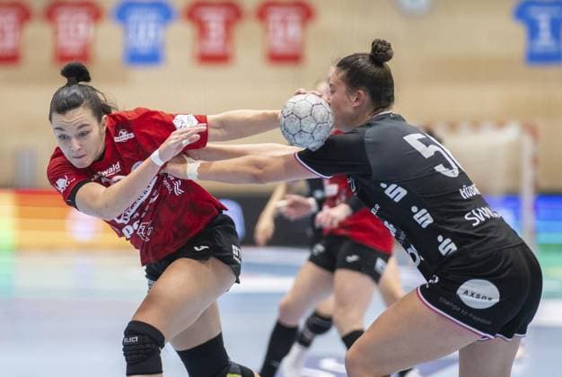 HANDBALL WOMEN 1 BUNDESLIGA 8 SPIELTAG THC TUS METZINGEN FOR EDITORIAL PURPOSES ONLY p 15 11 2025 Bad Langensalza Handball Women 1 Bundesliga Women Season 2025 2026 Salzhalle 8 Spieltag Thüringer HC TuS Metzingen im Foto Jana Scheib 20 Thüringer HC in duel with Carolin Hübner 56 TuS Metzingen Germany Thueringen Bad Langensalza Copyright SaschaxFromm Copyright: SaschaxFromm doc83a624h633613a49a44w ,EDITORIAL USE ONLY Copyright: SaschaxFromm