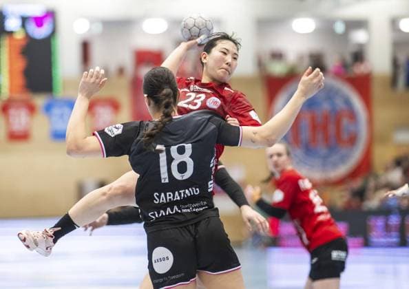 HANDBALL WOMEN 1 BUNDESLIGA 8 GAME DAY THC TUS METZINGEN FOR EDITORIAL PURPOSES ONLY p 15 11 2025 Bad Langensalza Handball Women 1 Bundesliga Women Season 2025 2026 Salzhalle 8 Matchday Thüringer HC TuS Metzingen in photo Natsuki Aizawa 23 Thüringer HC in duel with Santina Sabatnig 18 TuS Metzingen Germany Thueringen Bad Langensalza Copyright SaschaxFromm Copyright: SaschaxFromm doc83a62wzpwdslaetj4gg ,EDITORIAL USE ONLY Copyright: SaschaxFromm