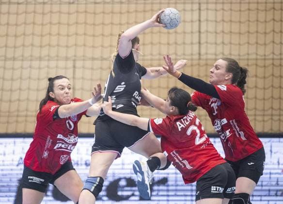 HANDBALL WOMEN 1 BUNDESLIGA 8 GAME DAY THC TUS METZINGEN FOR EDITORIAL PURPOSES ONLY p 15 11 2025 Bad Langensalza Handball Women 1 Bundesliga Women Season 2025 2026 Salzhalle 8 Matchday Thüringer HC TuS Metzingen in photo Natsuki Aizawa 23 Thüringer HC , Luca Farago 19 Thüringer HC and Jana Scheib 20 Thüringer HC in a duel with Naina Klein 9 TuS Metzingen Germany Thueringen Bad Langensalza Copyright SaschaxFromm Copyright: SaschaxFromm doc83a63icm1eu1n80bj4up ,EDITORIAL USE ONLY Copyright: SaschaxFromm