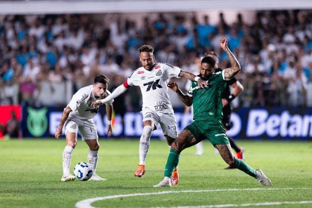 November 15, 2025, Santos, Santos, Brazil, Brazil: Neymar Jr fights for the ball with Micael of SE Palmeiras during the Campeonato Brasileiro So rie A 2025 match between Santos FC and S.E Palmeiras at Urbano Caldeira Stadium on November 15, 2025 in Santos, Brazil. ( Pximages) Santos Brazil - ZUMAp175 20251115_zsa_p175_196 Copyright: xWandersonxOliveirax