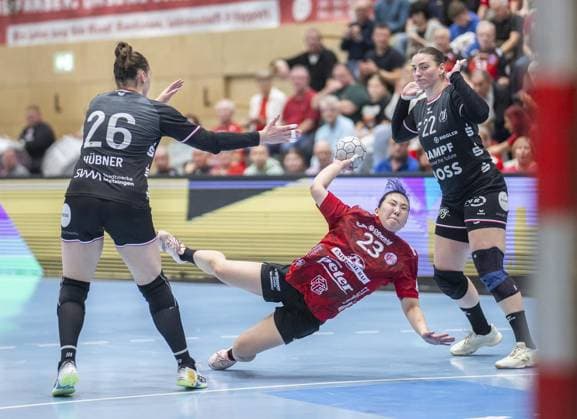 HANDBALL WOMEN 1 BUNDESLIGA 8 GAME DAY THC TUS METZINGEN FOR EDITORIAL PURPOSES ONLY EDITORIAL USE ONLY p 15 11 2025 Bad Langensalza Handball Women 1 Bundesliga Women Season 2025 2026 Salzhalle 8 Matchday Thüringer HC TuS Metzingen in photo Natsuki Aizawa 23 Thüringer HC in duel with Svenja Hübner 26 TuS Metzingen and Gabriela Bitolo 22 TuS Metzingen Germany Thueringen Bad Langensalza Copyright SaschaxFromm Copyright: SaschaxFromm doc83a63ntoyr41bgzbs2po ,EDITORIAL USE ONLY Copyright: SaschaxFromm