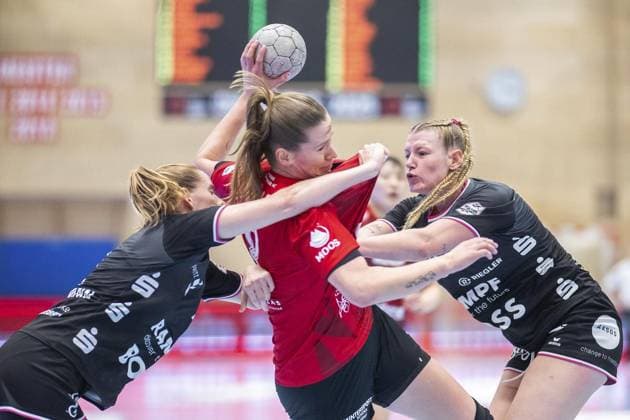 HANDBALL WOMEN 1 BUNDESLIGA 8 GAME DAY THC TUS METZINGEN FOR EDITORIAL PURPOSES ONLY EDITORIAL USE ONLY p 15 11 2025 Bad Langensalza Handball Women 1 Bundesliga Women Season 2025 2026 Salzhalle 8 Matchday Thüringer HC TuS Metzingen in photo Julie Holm 8 Thüringer HC in duel with Selina Lindemann 2 TuS Metzingen and Naina Klein 9 TuS Metzingen Germany Thueringen Bad Langensalza Copyright SaschaxFromm Copyright: SaschaxFromm doc83a64h8092e48fs05a0 ,EDITORIAL USE ONLY Copyright: SaschaxFromm