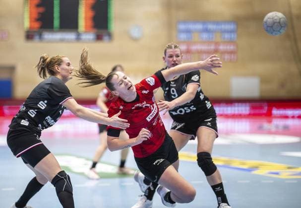 HANDBALL WOMEN 1 BUNDESLIGA 8 GAME DAY THC TUS METZINGEN FOR EDITORIAL PURPOSES ONLY EDITORIAL USE ONLY p 15 11 2025 Bad Langensalza Handball Women 1 Bundesliga Women Season 2025 2026 Salzhalle 8 Matchday Thüringer HC TuS Metzingen in photo Julie Holm 8 Thüringer HC in duel with Selina Lindemann 2 TuS Metzingen and Naina Klein 9 TuS Metzingen Germany Thueringen Bad Langensalza Copyright SaschaxFromm Copyright: SaschaxFromm doc83a64tk0hmvn5qp2k1b ,EDITORIAL USE ONLY Copyright: SaschaxFromm