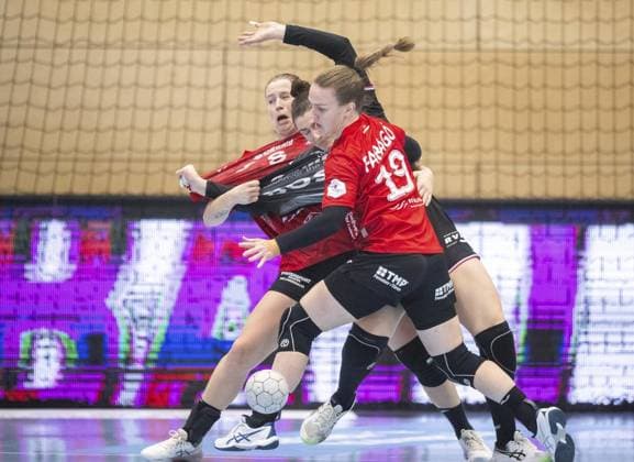 HANDBALL WOMEN 1 BUNDESLIGA 8 GAME DAY THC TUS METZINGEN ONLY FOR EDITORIAL PURPOSES EDITORIAL USE ONLY p 15 11 2025 Bad Langensalza Handball Women 1 Bundesliga Women Season 2025 2026 Salzhalle 8 Matchday Thüringer HC TuS Metzingen in photo Luca Farago 19 Thüringer HC and Julie Holm 8 Thüringer HC in duel with Svenja Hübner 26 TuS Metzingen Germany Thueringen Bad Langensalza Copyright SaschaxFromm Copyright: SaschaxFromm doc83a65irgxaca6xuabds ,EDITORIAL USE ONLY Copyright: SaschaxFromm
