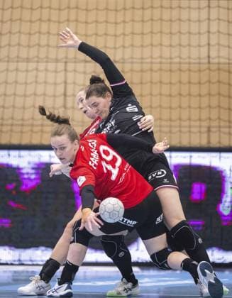HANDBALL WOMEN 1 BUNDESLIGA 8 GAME DAY THC TUS METZINGEN ONLY FOR EDITORIAL PURPOSES EDITORIAL USE ONLY p 15 11 2025 Bad Langensalza Handball Women 1 Bundesliga Women Season 2025 2026 Salzhalle 8 Matchday Thüringer HC TuS Metzingen in photo Luca Farago 19 Thüringer HC and Julie Holm 8 Thüringer HC in duel with Svenja Hübner 26 TuS Metzingen Germany Thueringen Bad Langensalza Copyright SaschaxFromm Copyright: SaschaxFromm doc83a65okbhgj4c2tn2po ,EDITORIAL USE ONLY Copyright: SaschaxFromm