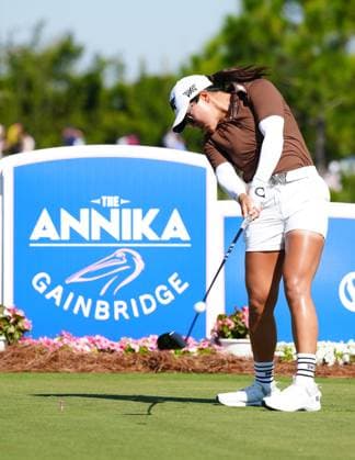 BELLEAIR, FL - NOVEMBER 15: LPGA, Golf Damen golfer Auston Kim plays her tee shot on the 4th hole during the third round of The Annika driven by Gainbridge at Pelican on November 15, 2025, at the Pelican Golf Club in Belleair, Florida. (Photo by Brian Spurlock Icon Sportswire). GOLF: NOV 15 LPGA The ANNIKA EDITORIAL USE ONLY Icon25111598