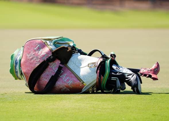 BELLEAIR, FL - NOVEMBER 15: The golf bag of LPGA, Golf Damen golfer Charley Hull rests on the 7th hole during the third round of The Annika driven by Gainbridge at Pelican on November 15, 2025, at the Pelican Golf Club in Belleair, Florida. (Photo by Brian Spurlock Icon Sportswire). GOLF: NOV 15 LPGA The ANNIKA EDITORIAL USE ONLY Icon251115115