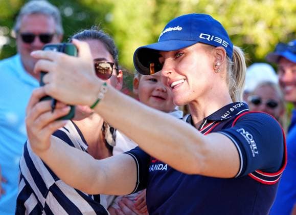 BELLEAIR, FL - NOVEMBER 15: LPGA, Golf Damen golfer Charley Hull takes a selfie with a fan during the third round of The Annika driven by Gainbridge at Pelican on November 15, 2025, at the Pelican Golf Club in Belleair, Florida. (Photo by Brian Spurlock Icon Sportswire). GOLF: NOV 15 LPGA The ANNIKA EDITORIAL USE ONLY Icon251115120