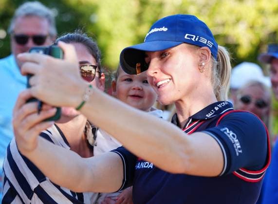 BELLEAIR, FL - NOVEMBER 15: LPGA, Golf Damen golfer Charley Hull takes a selfie with a fan during the third round of The Annika driven by Gainbridge at Pelican on November 15, 2025, at the Pelican Golf Club in Belleair, Florida. (Photo by Brian Spurlock Icon Sportswire). GOLF: NOV 15 LPGA The ANNIKA EDITORIAL USE ONLY Icon251115121