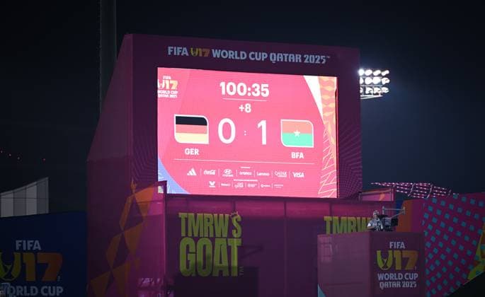 Football, Juniors U 17 World Cup 2025 Doha Qatar Round of 16 15 11 2025 Match 83 Germany 0 1Burkina Faso Decorative picture, scoreboard Germany eliminated from the tournament