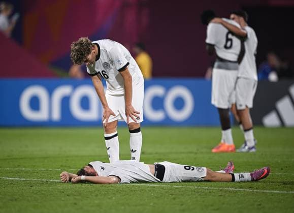 Football, Juniors U 17 World Cup 2025 Doha Qatar Round of 16 15 11 2025 Match 83 Germany 0 1Burkina Faso Disappointment Germany, after the defeat the team is eliminated from the tournament Alexander Staff Boden and Benno Kaltefleiter Center