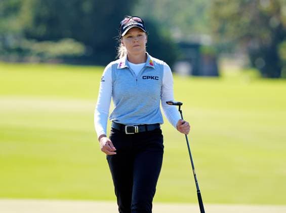 BELLEAIR, FL - NOVEMBER 15: LPGA, Golf Damen golfer Brooke Henderson putts on the 7th hole during the third round of The Annika driven by Gainbridge at Pelican on November 15, 2025, at the Pelican Golf Club in Belleair, Florida. (Photo by Brian Spurlock Icon Sportswire). GOLF: NOV 15 LPGA The ANNIKA EDITORIAL USE ONLY Icon251115131