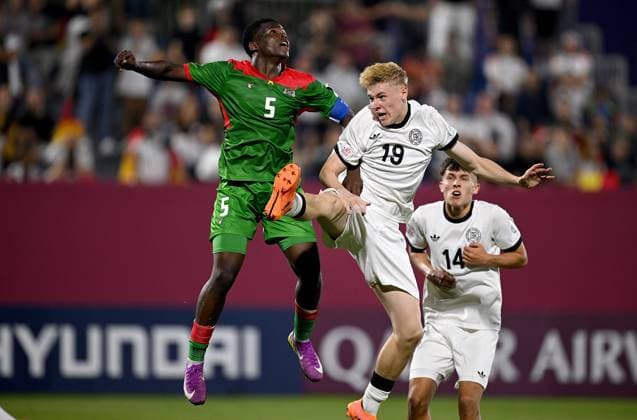 Football, Junior U 17 World Cup 2025 Doha Qatar Round of 16 15 11 2025 Match 83 Germany Burkina Faso Fadil Barro left, Burkina Faso against Lasse Eickel right, Germany