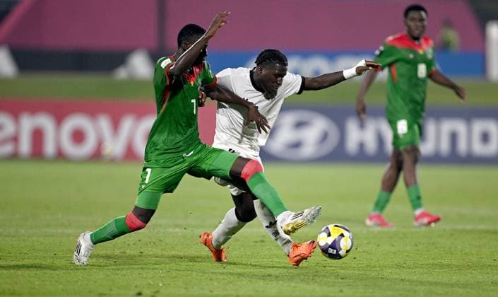 Football, Junior U 17 World Cup 2025 Doha Qatar Round of 16 15 11 2025 Match 83 Germany Burkina Faso Ismael Zalle left, Burkina Faso against Osman Mohamed Turay right, Germany