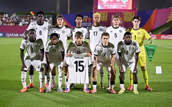 Football, Juniors U 17 World Cup 2025 Doha Qatar Sixteenth Final 15 11 2025 Match 83 Germany Burkina Faso Team photo Germany, from left back, Mussa Kaba, Alexander Staff, Nebe Sirak Domnic, Maik Afri Akumu, Ben Hawighorst, goalkeeper Marcello Trippel , from left , bottom, Osman Mohamed Turay, Wisdom Mike, Eba Bekir Is , Benjamin Ley, Jeremiah Dennit Mensah