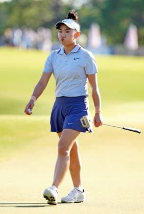 BELLEAIR, FL - NOVEMBER 15: LPGA, Golf Damen golfer Lucy Li putts on the 18th hole during the third round of The Annika driven by Gainbridge at Pelican on November 15, 2025, at the Pelican Golf Club in Belleair, Florida. (Photo by Brian Spurlock Icon Sportswire). GOLF: NOV 15 LPGA The ANNIKA EDITORIAL USE ONLY Icon251115137