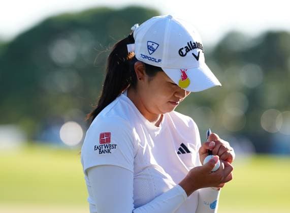 BELLEAIR, FL - NOVEMBER 15: LPGA, Golf Damen golfer Rose Zhang autographs golf balls on the 18th hole during the third round of The Annika driven by Gainbridge at Pelican on November 15, 2025, at the Pelican Golf Club in Belleair, Florida. (Photo by Brian Spurlock Icon Sportswire). GOLF: NOV 15 LPGA The ANNIKA EDITORIAL USE ONLY Icon251115141