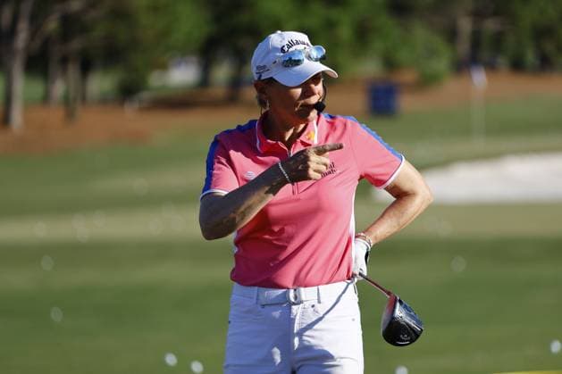 November 15, 2025, Belleair, Florida, USA: Golf legend Annika SoÂrenstam speaks to a crowd of young female golfers in a private event during round three of the Annika LPGA, Golf Damen tournament on Saturday, Nov. 15, 2025 in Belleair. Belleair USA - ZUMAs70_ 20251115_zan_s70_016 Copyright: xLuisxSantanax Belleair USA - ZUMA0840 20251115_zan_s70_016 Copyright: xIMAGO LuisxSantanax