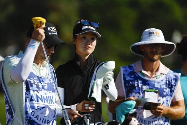 November 15, 2025, Belleair, Florida, USA: Grace Kim prepares her club on the 11th tee during round three of the Annika LPGA, Golf Damen tournament on Saturday, Nov. 15, 2025 in Belleair. Belleair USA - ZUMAs70_ 20251115_zan_s70_024 Copyright: xLuisxSantanax Belleair USA - ZUMA0840 20251115_zan_s70_024 Copyright: xIMAGO LuisxSantanax