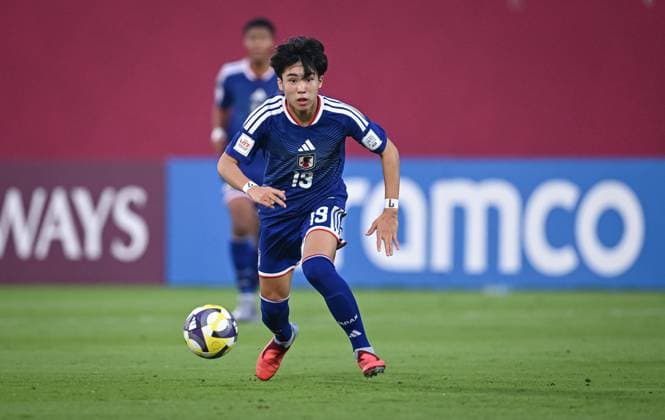 Football, Junior U 17 World Cup 2025 Doha Qatar Round of 16 15 11 2025 Match 82 Japan South Africa Takeshi Wada Japan on the ball