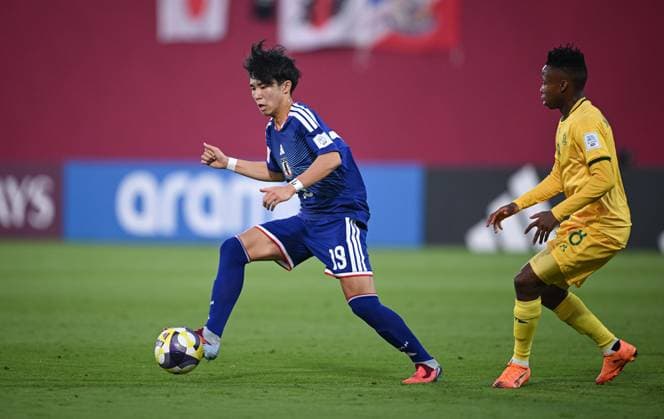Football, Junior U 17 World Cup 2025 Doha Qatar Round of 16 15 11 2025 Match 82 Japan South Africa Takeshi Wada left, Japan on the ball against Teboho Mlangeni right, South Africa