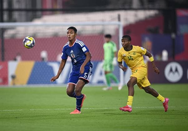 Football, Junior U 17 World Cup 2025 Doha Qatar Round of 16 15 11 2025 Match 82 Japan South Africa Anthony Udembe Motosuna left, Japan against Neo Bohloko right, South Africa