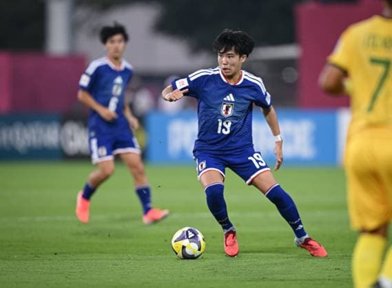 Football, Junior U 17 World Cup 2025 Doha Qatar Round of 16 15 11 2025 Match 82 Japan South Africa Takeshi Wada Japan on the ball