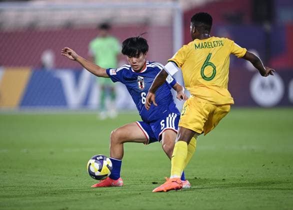 Football, Junior U 17 World Cup 2025 Doha Qatar Round of 16 15 11 2025 Match 82 Japan South Africa Rento Noguchi left, Japan v Kamohleo Mareletse right, South Africa