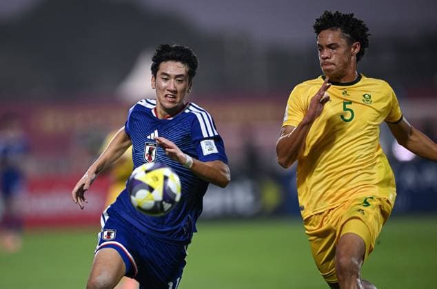 Football, Junior U 17 World Cup 2025 Doha Qatar Round of 16 15 11 2025 Match 82 Japan South Africa Hiroto Asada left, Japan with ball against Luke Hendricks right, South Africa