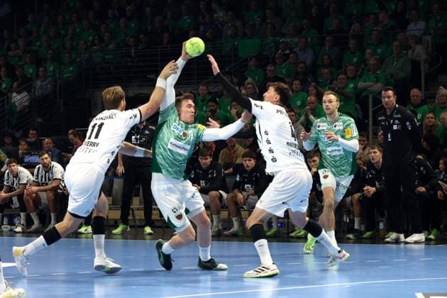 DEU, DHB, 1 HBL, Fuechse Berlin vs THW Kiel, 15 11 2025, Max Schmeling Halle, Berlin, DEU, DHB, 1 HBL, Fuechse Berlin vs THW Kiel, pictured Lasse Andersson Fuechse Berlin 11 , Mathias Gidsel Fuechse Berlin 19 , Petter Overby THW Kiel 11 , Domagoj Duvnjak THW Kiel 4 nordphotoxGmbHx xEngler nph00076
