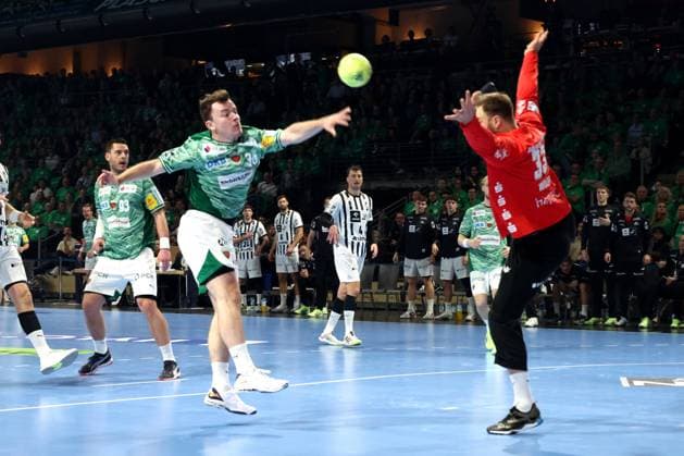 DEU, DHB, 1 HBL, Fuechse Berlin vs THW Kiel, 15 11 2025, Max Schmeling Halle, Berlin, DEU, DHB, 1 HBL, Fuechse Berlin vs THW Kiel, in the picture Hakun West av Teigum Fuechse Berlin 34 , Andreas Wolff THW Kiel 33 nordphotoxGmbHx xEngler nph00076