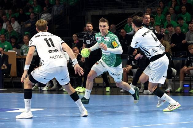 DEU, DHB, 1 HBL, Fuechse Berlin vs THW Kiel, 15 11 2025, Max Schmeling Halle, Berlin, DEU, DHB, 1 HBL, Fuechse Berlin vs THW Kiel, pictured Lasse Andersson Fuechse Berlin 11 , Petter Overby THW Kiel 11 , Domagoj Duvnjak THW Kiel 4 nordphotoxGmbHx xEngler nph00076