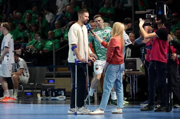 DEU, DHB, 1 HBL, Fuechse Berlin vs THW Kiel, 15 11 2025, Max Schmeling Halle, Berlin, DEU, DHB, 1 HBL, Fuechse Berlin vs THW Kiel, in the picture Fabian Wiede Fuechse Berlin 3 being interviewed, Lasse Andersson Fuechse Berlin 11 nordphotoxGmbHx xEngler nph00076