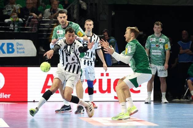 DEU, DHB, 1 HBL, Fuechse Berlin vs THW Kiel, 15 11 2025, Max Schmeling Halle, Berlin, DEU, DHB, 1 HBL, Fuechse Berlin vs THW Kiel, pictured Mijajlo Marsenic Fuechse Berlin 93 , Mathias Gidsel Fuechse Berlin 19 , Domagoj Duvnjak THW Kiel 4 nordphotoxGmbHx xEngler nph00076